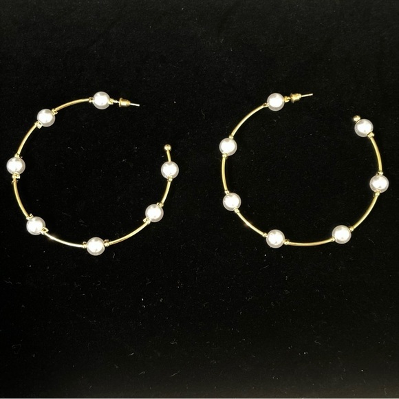 And now this.. gold tone faux pearl large hoop earring - Picture 1 of 5